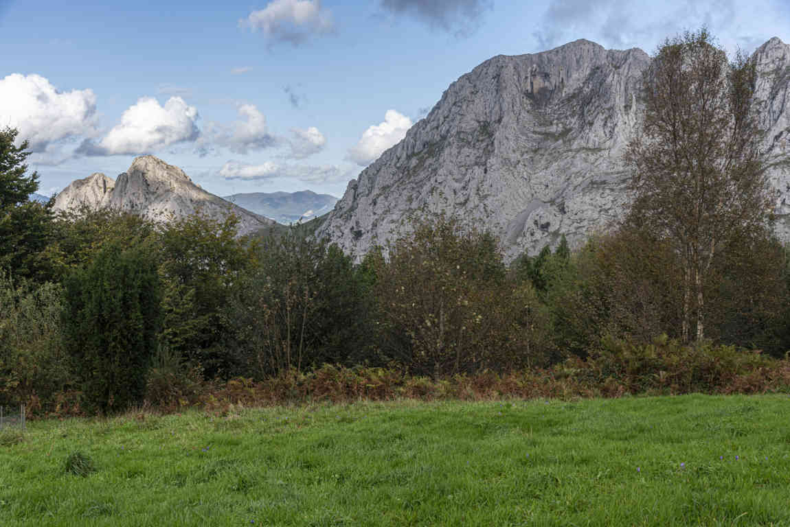 Vizcaya - parque natural de Urkiola 19 - mirador de Las Tres Cruces.jpg